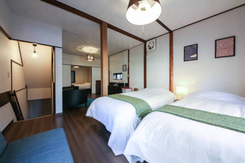 Cozy room at Asakusa.
2nd floor. 2 shingle beds, 1 double beds, 1 sofa beds.