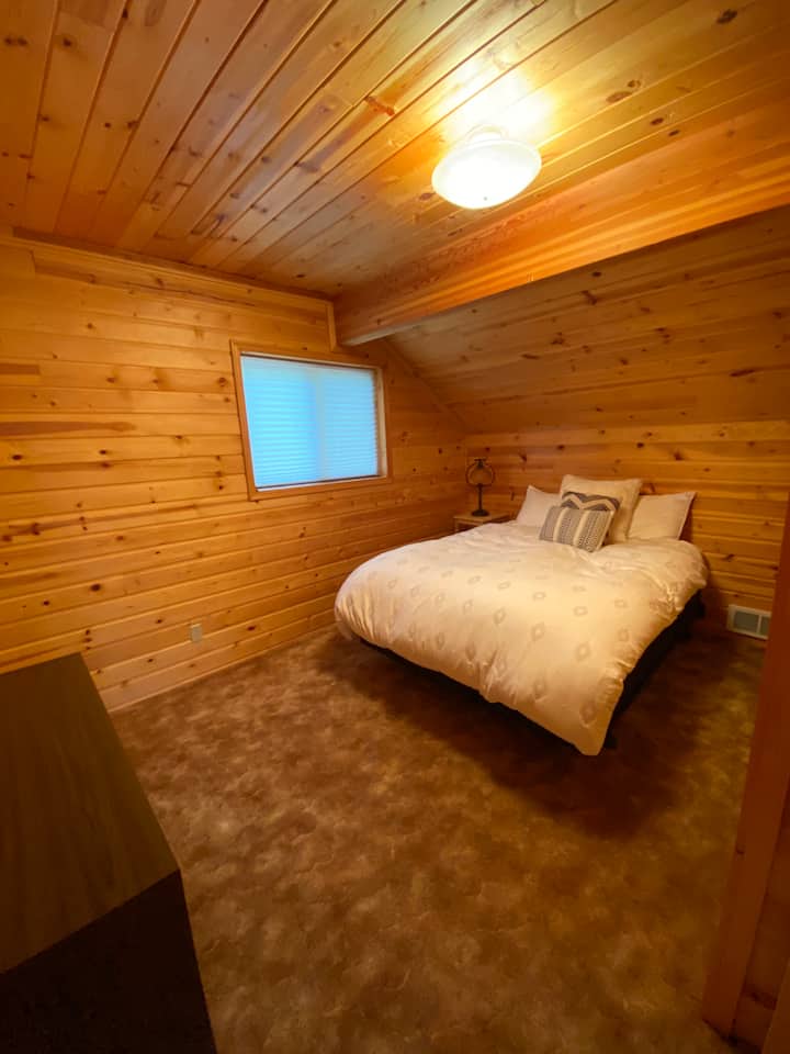 ห้องนอน 2 (ชั้นบน) พร้อมเตียงควีนไซส์