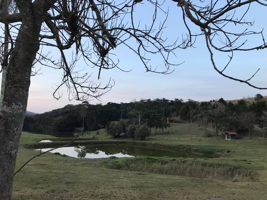 Lagos após o portão de entrada. O caminho leva até a casa principal