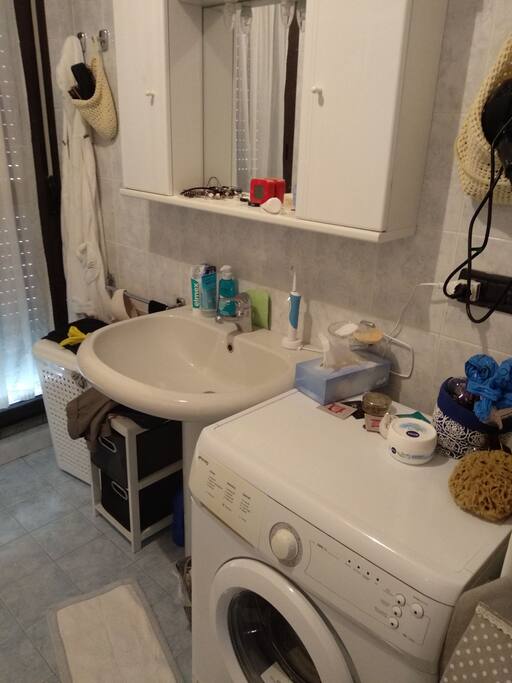 Parte del bagno con lavatrice