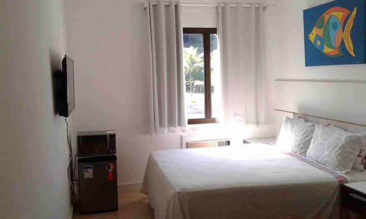 带卫生间的卧室和带微波炉的迷你吧……没有厨房