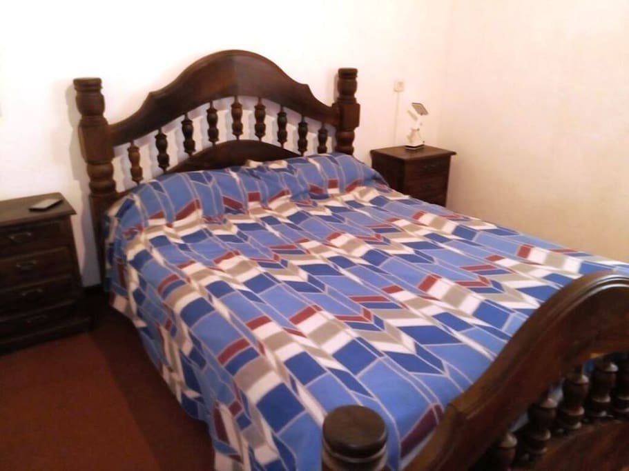 Habitación con cama matrimonial.