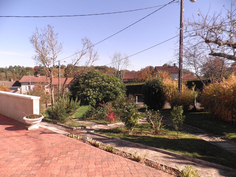 une vue sur jardin
terrasse au soleil