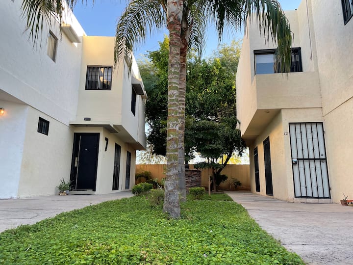 Paseo Casa cerca los Lagos amplía y cómoda Houses for Rent in