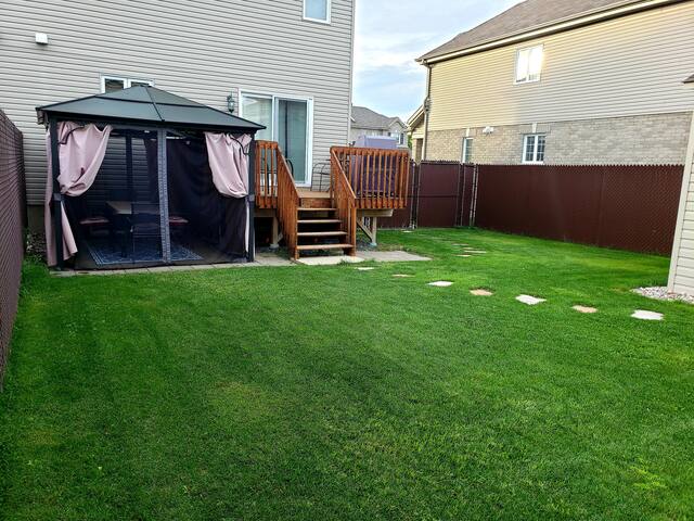 Cozy house, 4BR, 3bath, free parking, near airport gallery image 3