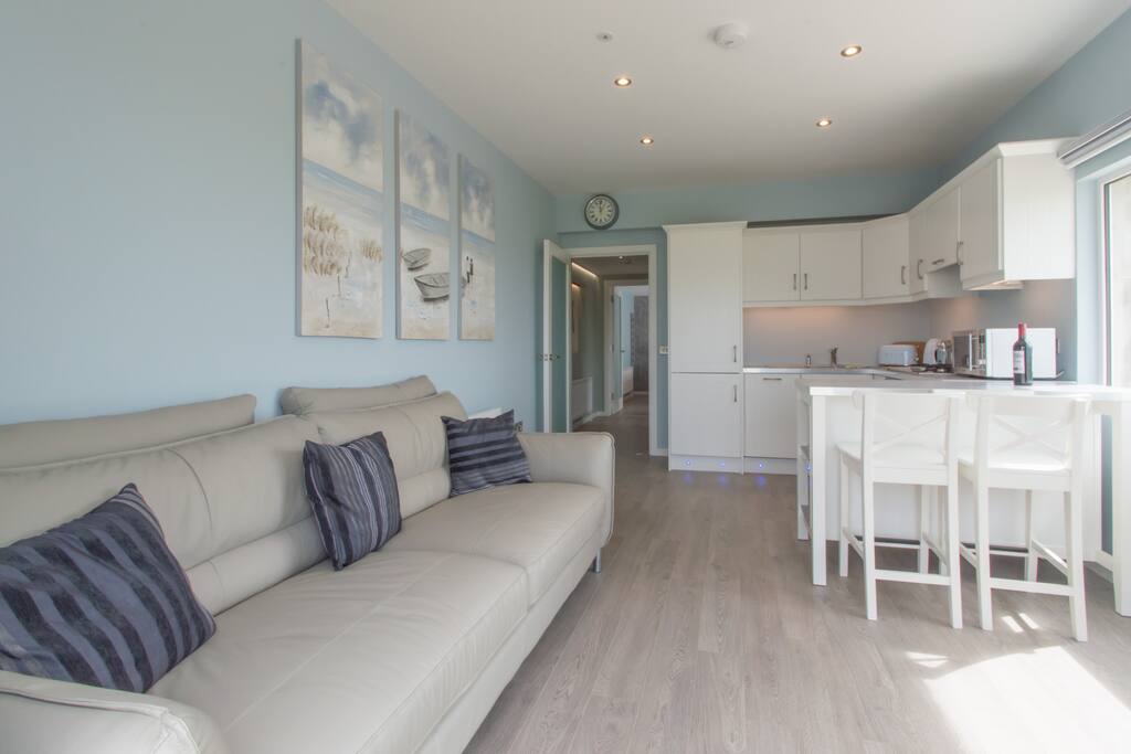 Lounge with breakfast bar.