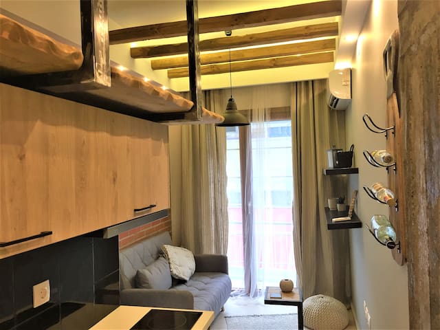 IndustrialStyle Cozy lil Studio 5' from Waterfront