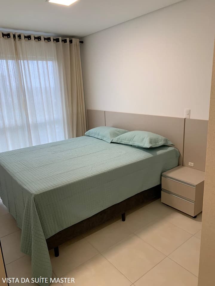 Chumba - chenye mashuka na kiyoyozi.