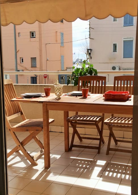 Grande terrasse.
Store électrique.