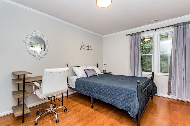 Chumba cha kulala kinatoa kitanda kizuri kwa ajili ya tukio la kupumzika la kulala, pamoja na meza ambayo inaongezeka maradufu kama kituo cha kazi na eneo la kujifunza.