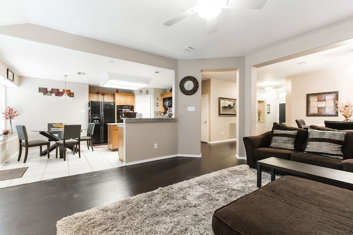 *Pet Friendly * Spacious 3BR Home with King bed