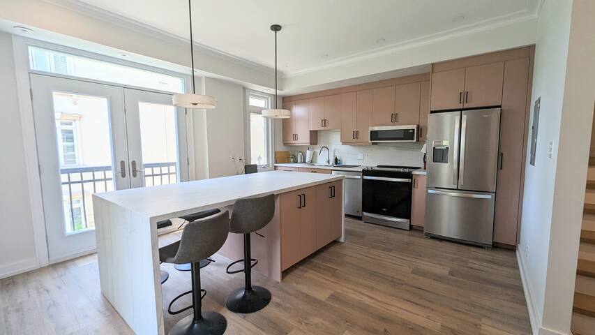 Dt Toronto 3 Bdrm 1 Parking gallery image 4