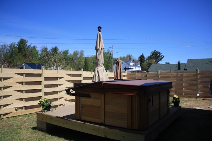 Romantic prvt hot tub king log bed gas fireplace
