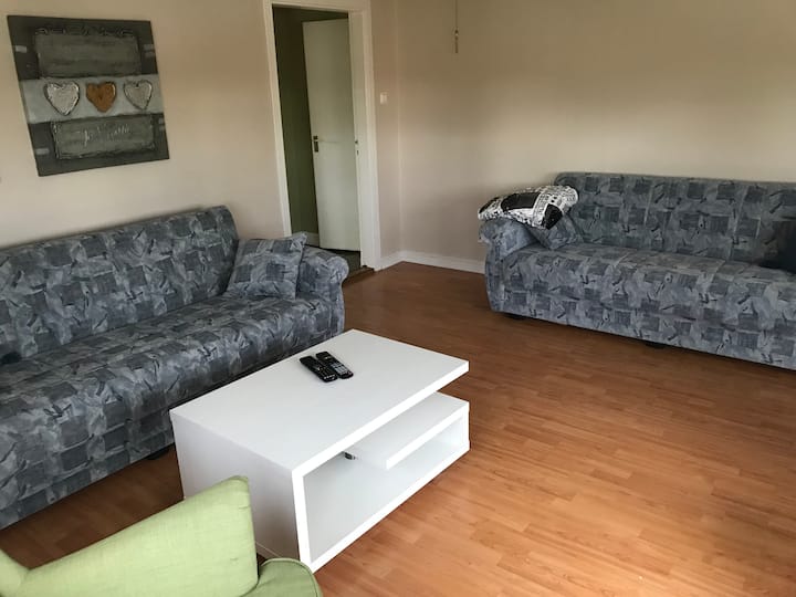 Дневната соба со 2 кауча на спуштање, широк 1,30 см, 2 фотелји за седење и телевизор. Има кревети за 8-10 лица во зависност од тоа како може да спиете. Некои кревети може да се преспијат во 2 кревета. 