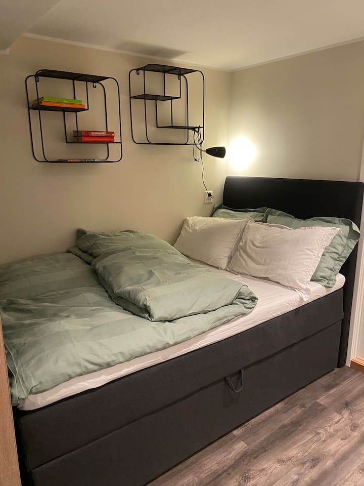 Kitanda kina upana wa sentimita 120 na urefu wa sentimita 200. Uwezekano wa kuhifadhi chini ya kitanda. 