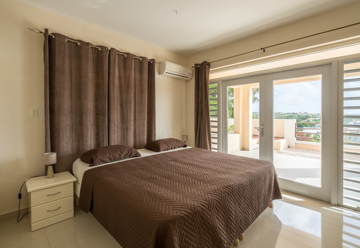 Dormitorio principal con terrazas.