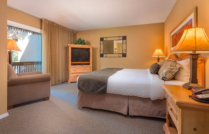 Уживајте во луксузниот брачен кревет (широк 150-179 см) во главната спална соба