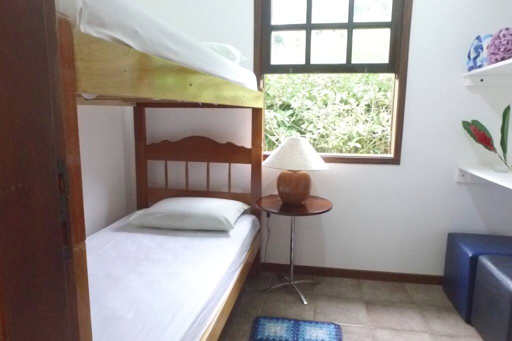 Quarto duplo c/ Beliche. Ventilador de teto. Claro e ventilado.