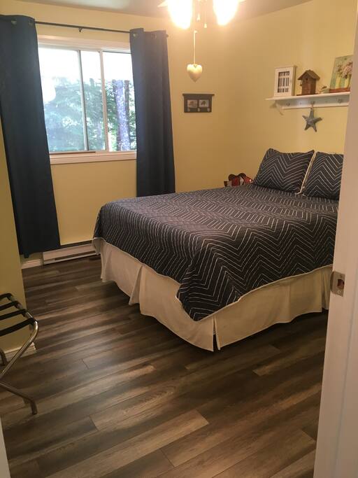 Master bedroom queen bed
