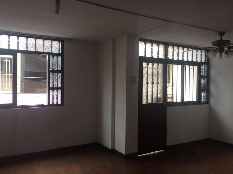 Tiene una ventana grande y una salida que da a un balcón. Salida independiente de la casa, es un mini departamento ubicado en el tercer piso.