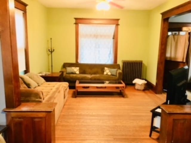 Uptwn sleeps 20 by lakes/stadiums w/ massage chair