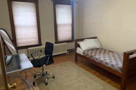 Private rooms on West Lawrence st!