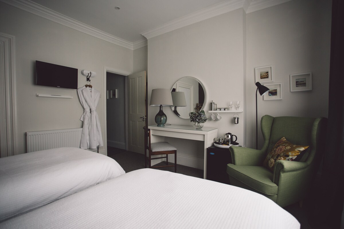 Superking au chumba cha kulala cha watu wawili (inaweza kuwa) na bafu & bomba la mvua