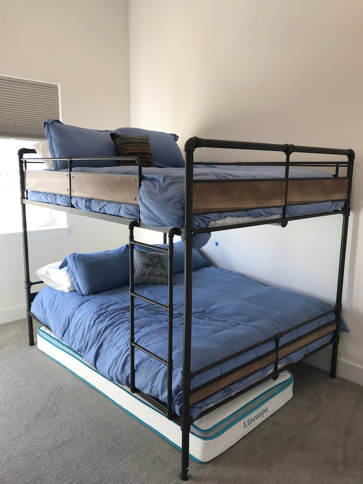 เตียงควีนไซส์พร้อมเตียงเดี่ยว XL แบบดึงออกได้