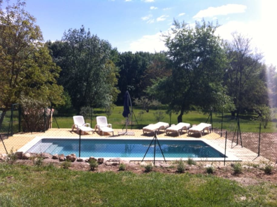 Piscine de 8m par 3 avec clôture, profondeur de 1m20 à 1m50