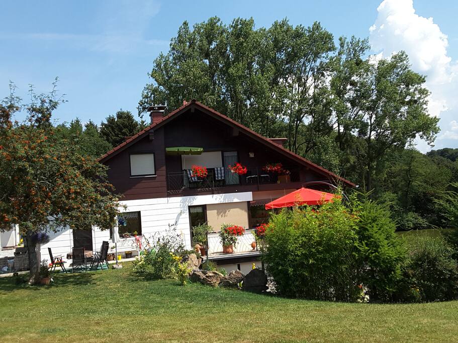 Blick auf Haus/Balkon