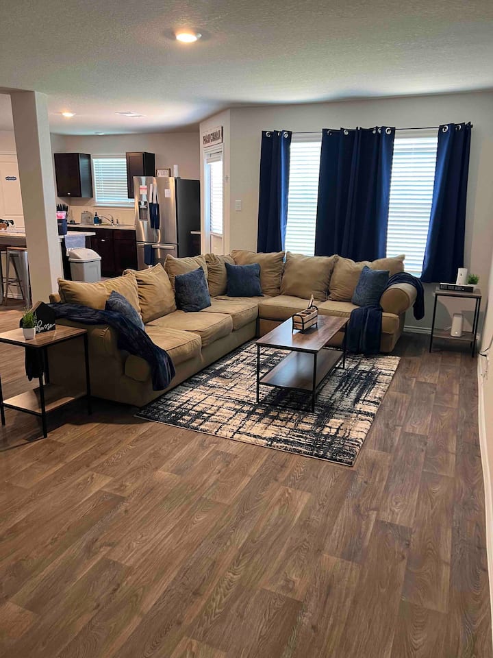 Всекидневна с 43 - инчов телевизор. Достъп до Netflix, Hulu и др. 