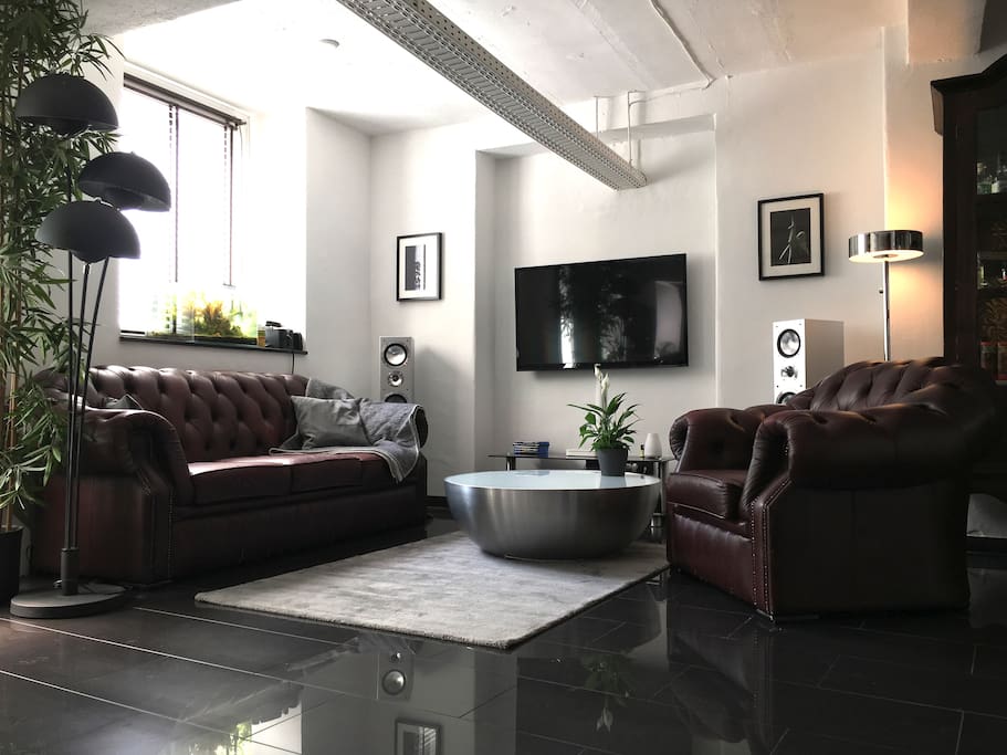 Wohnbereich mit TV
Living room area with TV