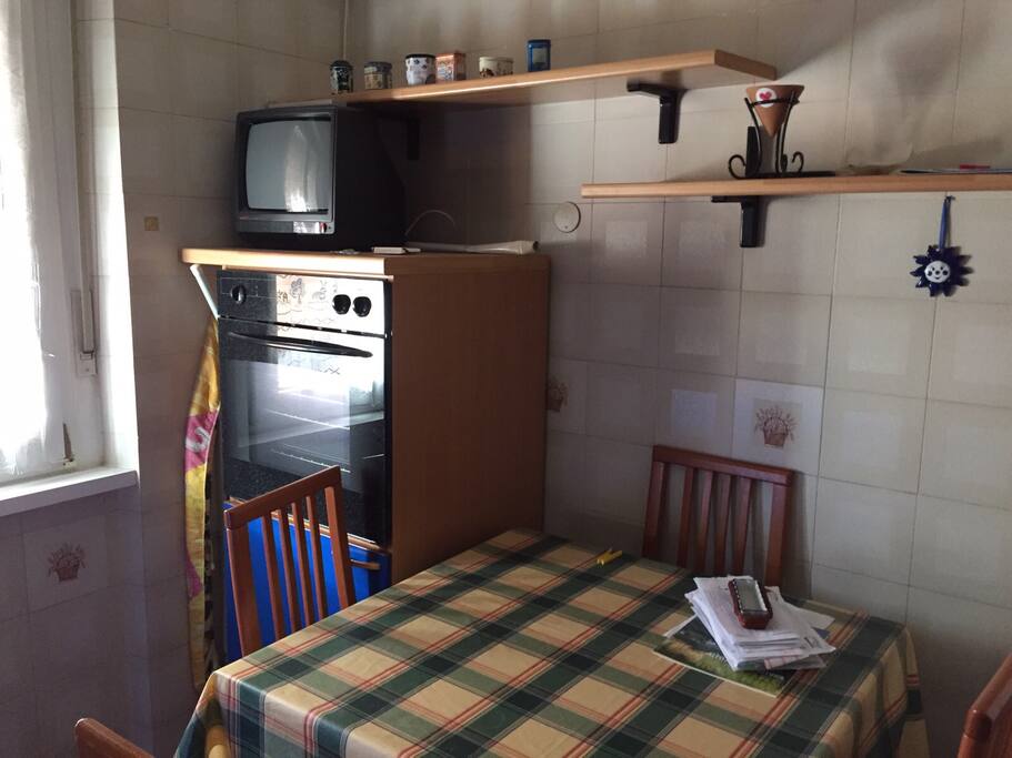 Tavolo della cucina, il forno.