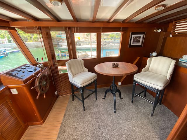 Antique Cosy Houseboat @ Aberdeen Fishing Village gallery image 2