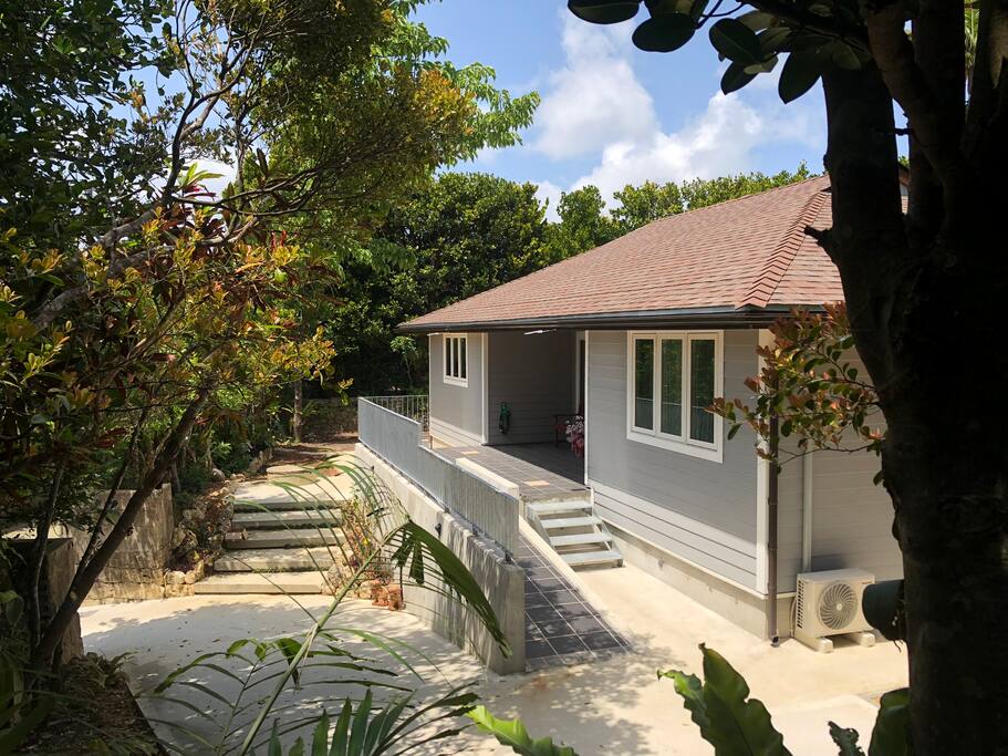 Side view of front approach - Wheelchair accessible