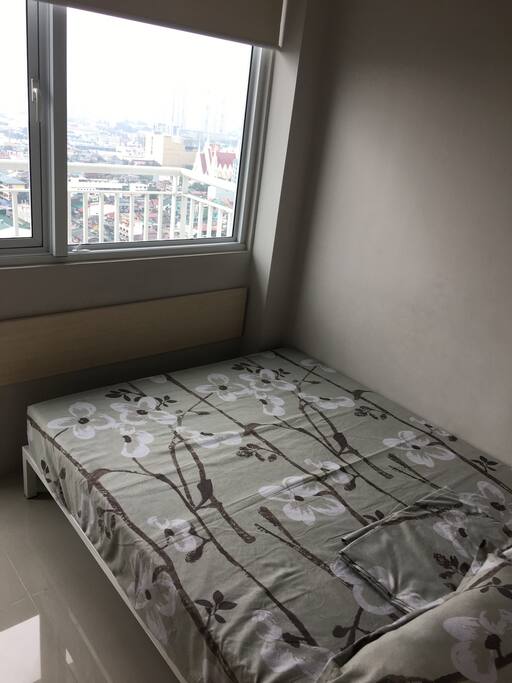 This here’s a mirror shot. As you can see the bed is on the other side of the room. Check out that view tho