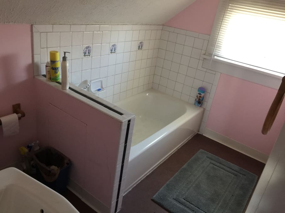 Bathtub spray nozzle no standing shower