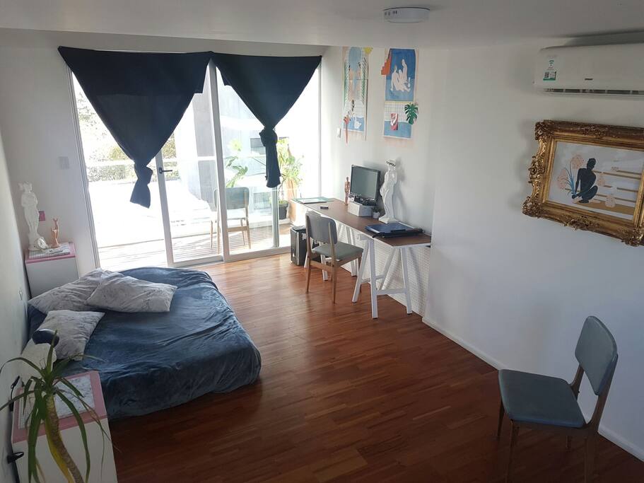 Equipada con Split frío y calor, ventilación cruzada, pisos de Porcelanato y Madera.