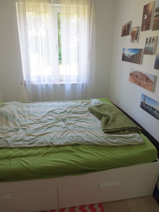 Schlafzimmer mit 160cm Bett, genug für 2 Personen.