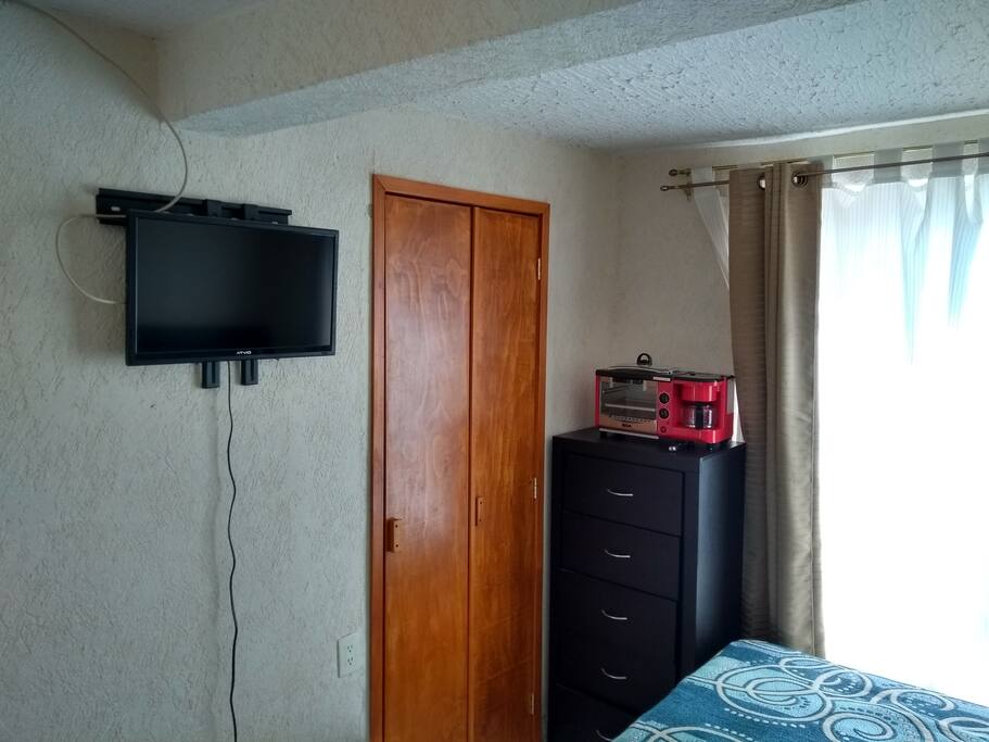TV a color con cable y servicio de internet