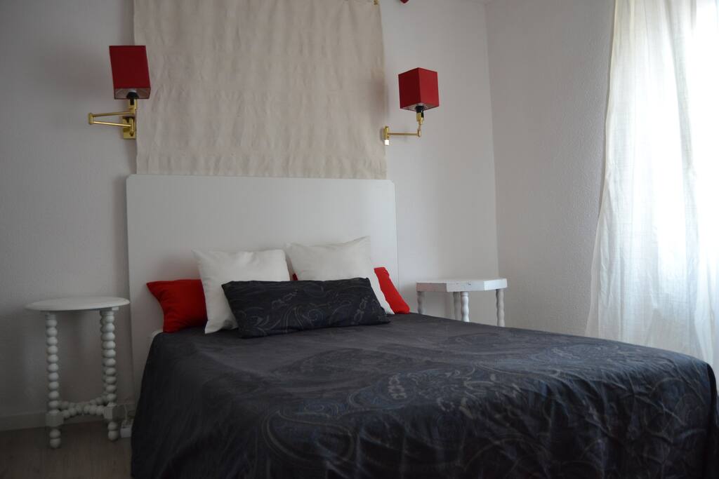 Habitación principal con balcón, el colchon es viscoelastico y más blando