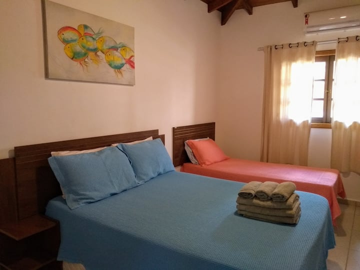 ห้องที่มีเตียงคู่และเตียงเดี่ยว ผ้าเช็ดตัวเป็นผ้าฝ้าย 100% 500g/m2 มีความยาว 1.50 เมตรผ้าห่มเป็นผ้าขนนุ่ม/ไมโครไฟเบอร์