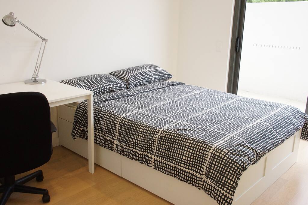Quiet double sized bedroom with a desk and floor-to-ceiling windows (private room)