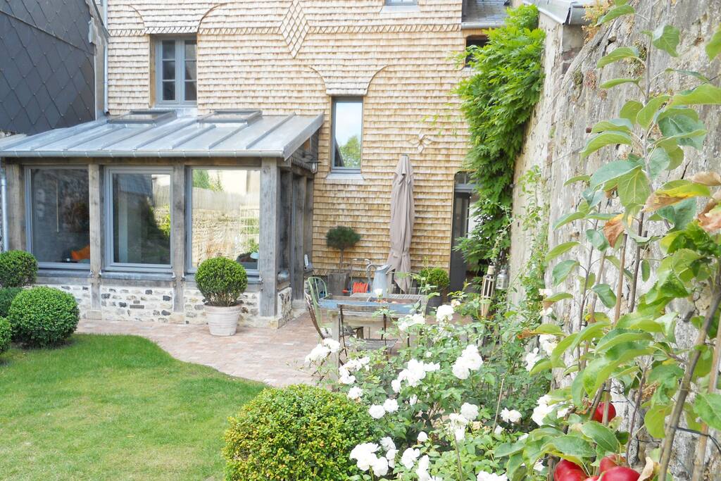 La cour et son jardin pour des repas conviviaux
