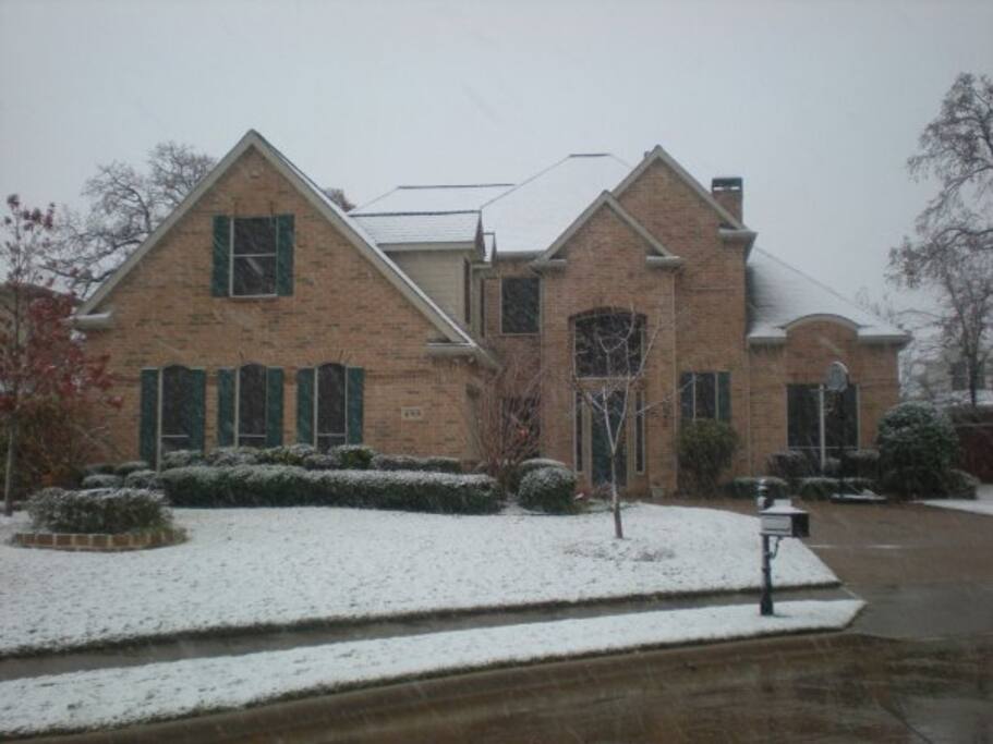It only snows when the Super Bowl is in Dallas.