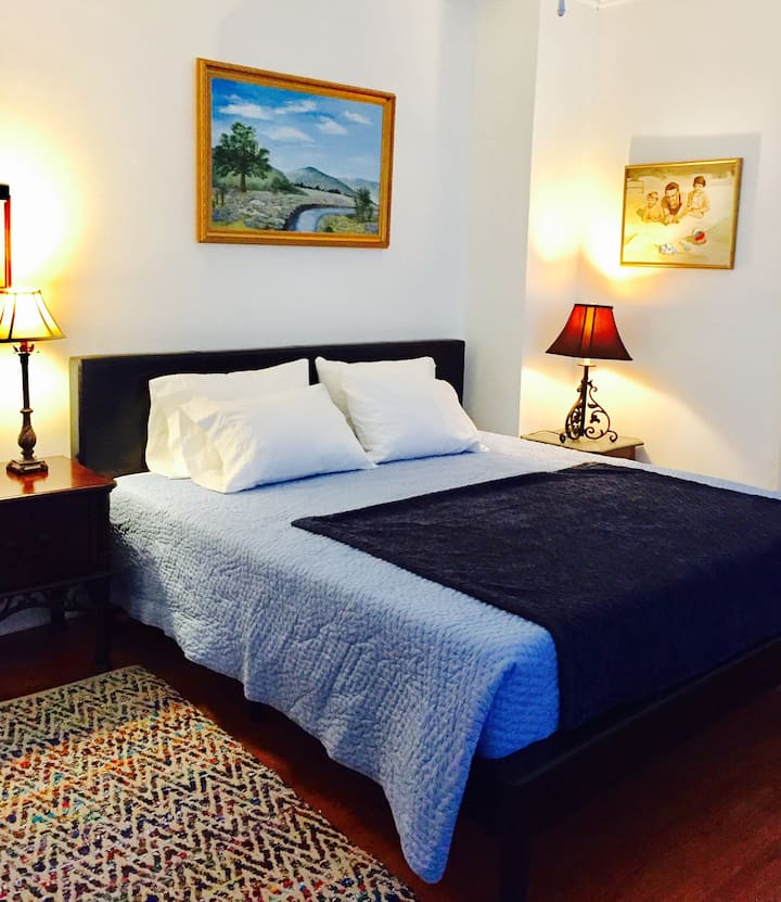 ห้องนอนคิงไซส์สะดวกสบายมาก 