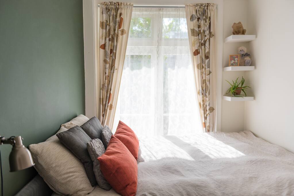 Kingsize bed of 210x180cm