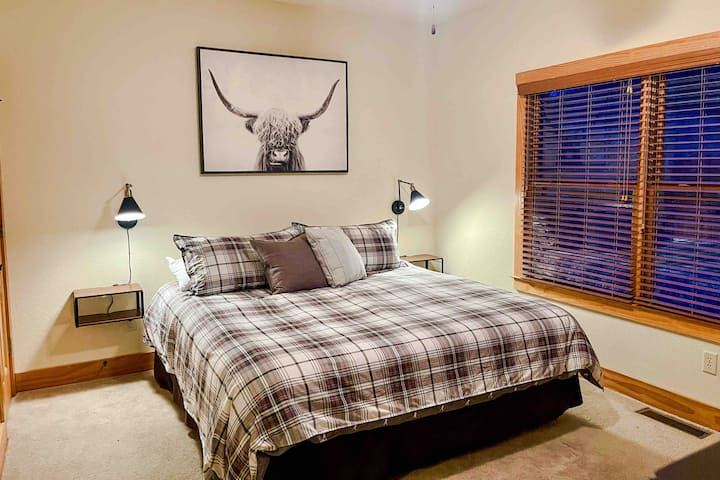 Duerme hasta tarde en esta suite con una cama tamaño king y TV de alta definición. 