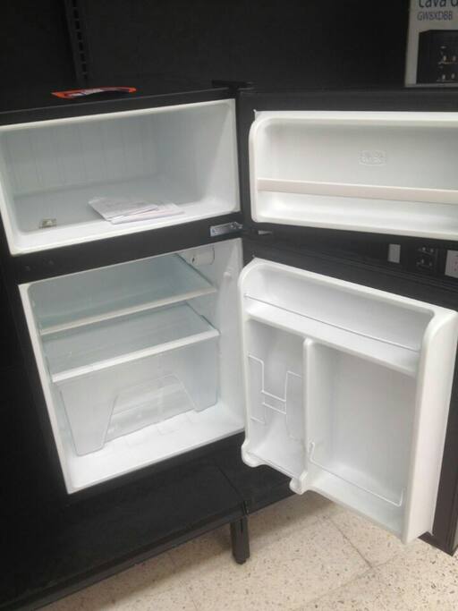 Refrigerador personal en la habitación con congelador.