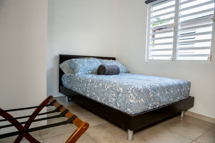 Soba br. 2: bračni krevet, klima-uređaj, velika ogledala, stalak za prtljagu, pametni televizor i ukusne plahte. 